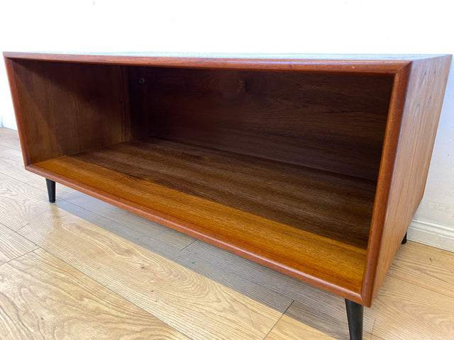 Stilvolles offenes skandinavisches Vintage Lowboard in Teakholz auf neuen Metallfüßen I Sideboard Kommode TV-Lowboard Regal Bücherregal Bank Board Phone Möbel Danish Design Mid-Century Teak I