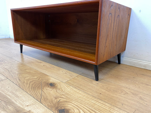 Stilvolles offenes skandinavisches Vintage Lowboard in Teakholz auf neuen Metallfüßen I Sideboard Kommode TV-Lowboard Regal Bücherregal Bank Board Phone Möbel Danish Design Mid-Century Teak I