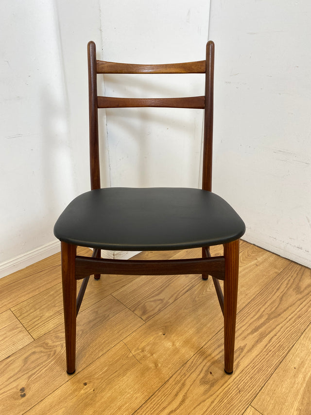 │ Set aus 4 Mid-Century Designerstühlen │ Georg Leowald für Wilkhahn │ 60er Jahre, Teakholz & Kunstleder │ Stühle Esszimmerstühle Küchenstühle Holzstühle Lederstühle 4er Danish Design Vintage │