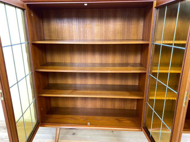 WMK I Stilvolle Mid-Century Vitrine in Teakholz mit Sprossentüren & Ornamentglas