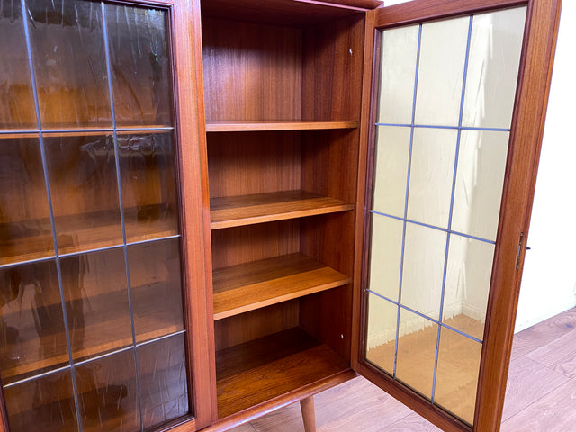 WMK I Stilvolle Mid-Century Vitrine in Teakholz mit Sprossentüren & Ornamentglas