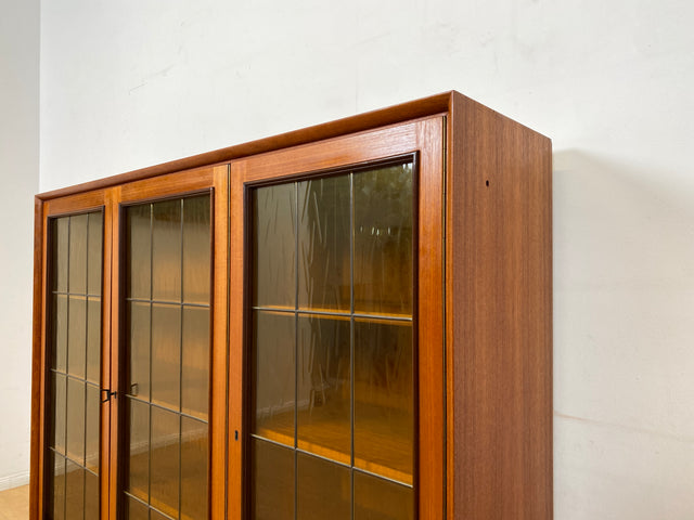 WMK I Stilvolle Mid-Century Vitrine in Teakholz mit Sprossentüren & Ornamentglas