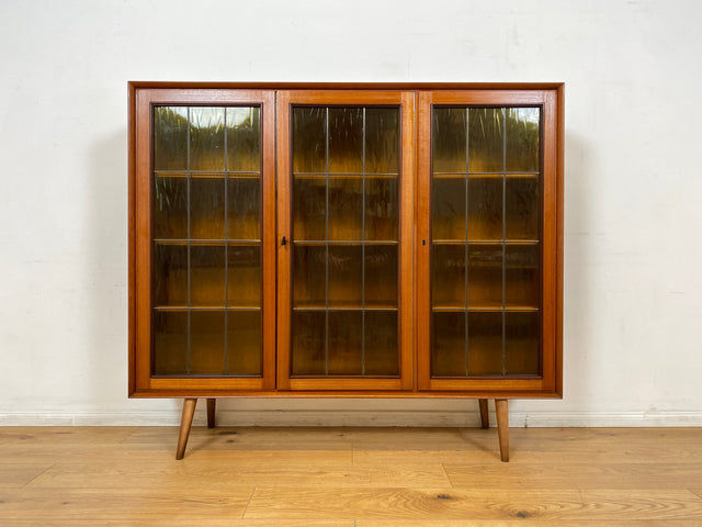 WMK I Stilvolle Mid-Century Vitrine in Teakholz mit Sprossentüren & Ornamentglas
