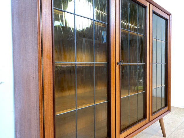 WMK I Stilvolle Mid-Century Vitrine in Teakholz mit Sprossentüren & Ornamentglas