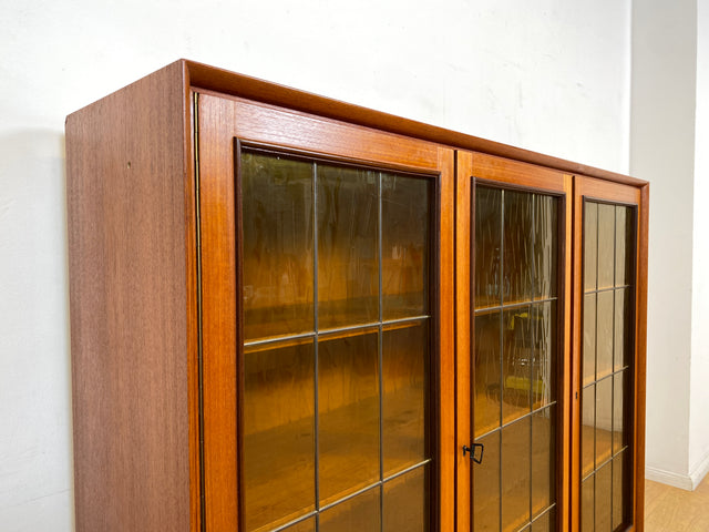 WMK I Stilvolle Mid-Century Vitrine in Teakholz mit Sprossentüren & Ornamentglas