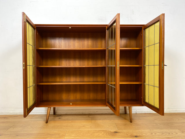 WMK I Stilvolle Mid-Century Vitrine in Teakholz mit Sprossentüren & Ornamentglas