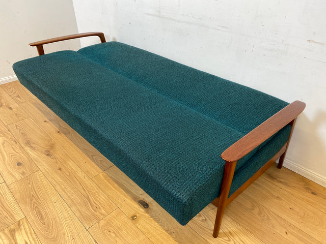 Elegantes skandinavisches Mid-Century Sofa mit Schlaffunktion , Teakholz Rahmen, und petrol Blauem Original Bezug I Couch Schlafsofa Schlafcouch Daybed Sitzgarnitur Danish Design Vintage 60er I
