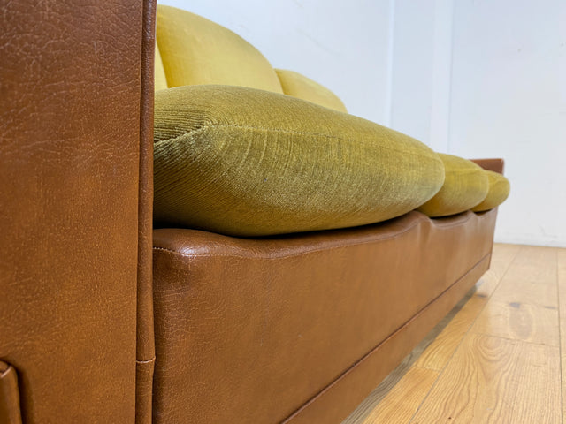 WMK I Retro pur! I Schönes und gemütliches Space Age Sofa auf Kugelrollen in senffarbigem Stoffbezug & Kunstleder