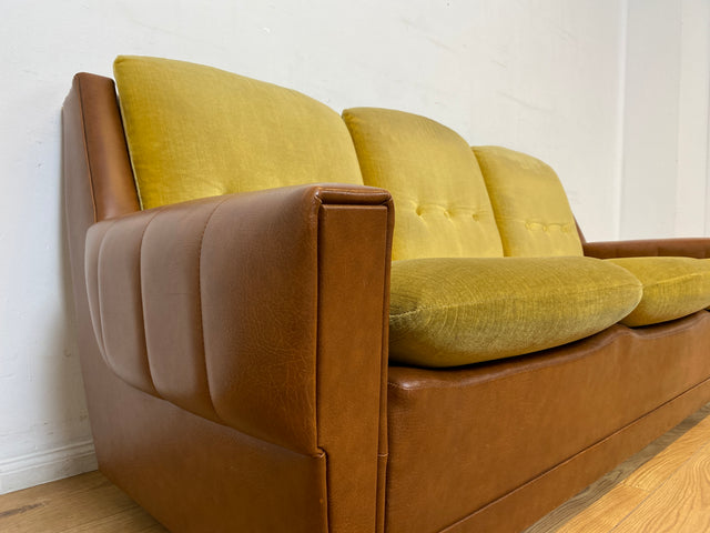 WMK I Retro pur! I Schönes und gemütliches Space Age Sofa auf Kugelrollen in senffarbigem Stoffbezug & Kunstleder