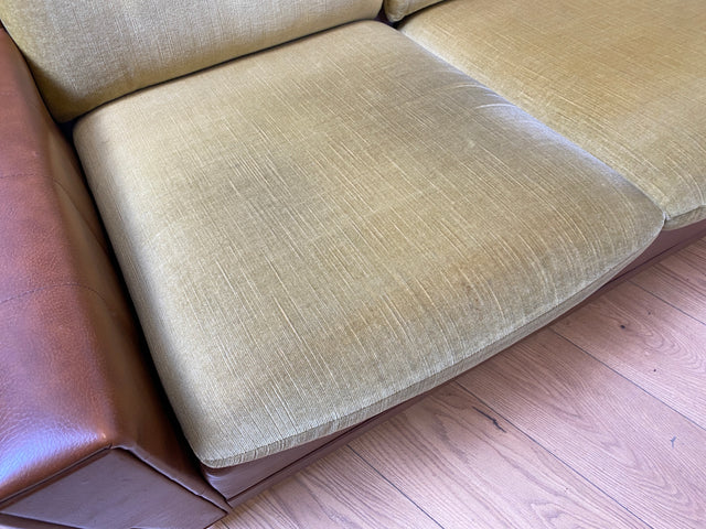 WMK I Retro pur! I Schönes und gemütliches Space Age Sofa auf Kugelrollen in senffarbigem Stoffbezug & Kunstleder