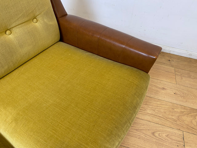 WMK I Retro pur! I Schönes und gemütliches Space Age Sofa auf Kugelrollen in senffarbigem Stoffbezug & Kunstleder