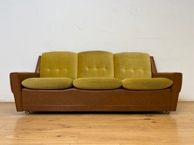 WMK I Retro pur! I Schönes und gemütliches Space Age Sofa auf Kugelrollen in senffarbigem Stoffbezug & Kunstleder
