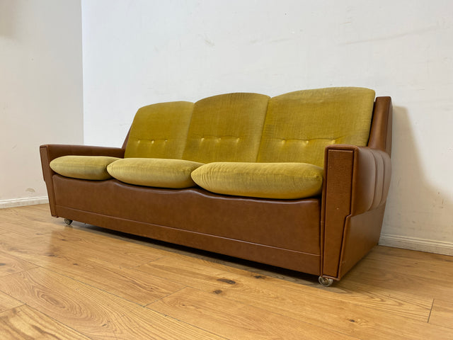 WMK I Retro pur! I Schönes und gemütliches Space Age Sofa auf Kugelrollen in senffarbigem Stoffbezug & Kunstleder