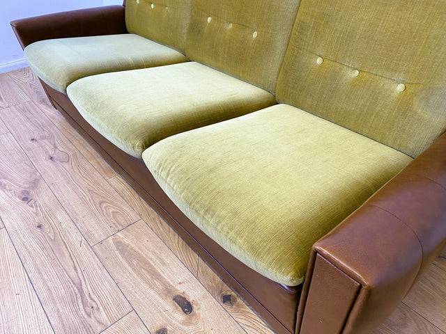 WMK I Retro pur! I Schönes und gemütliches Space Age Sofa auf Kugelrollen in senffarbigem Stoffbezug & Kunstleder
