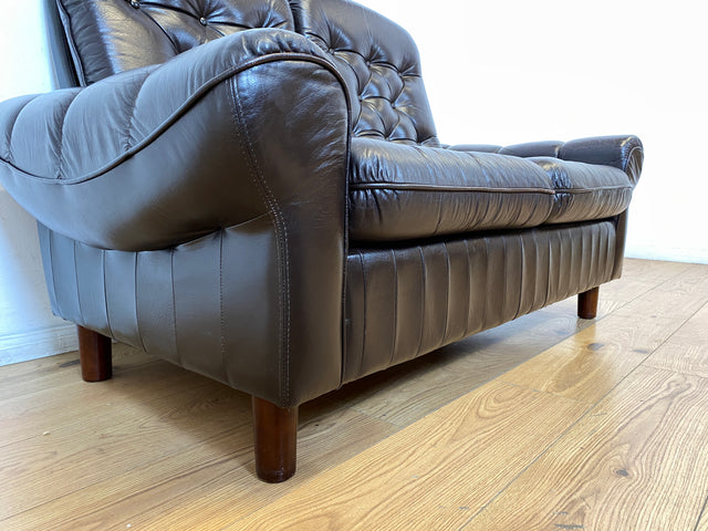 WMK I Schönes und sehr gemütliches Vintage 2er Sofa mit gestepptem Echtleder Bezug und charaktervoller Patina