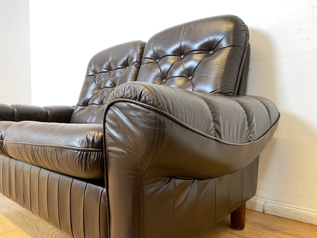 WMK I Schönes und sehr gemütliches Vintage 2er Sofa mit gestepptem Echtleder Bezug und charaktervoller Patina