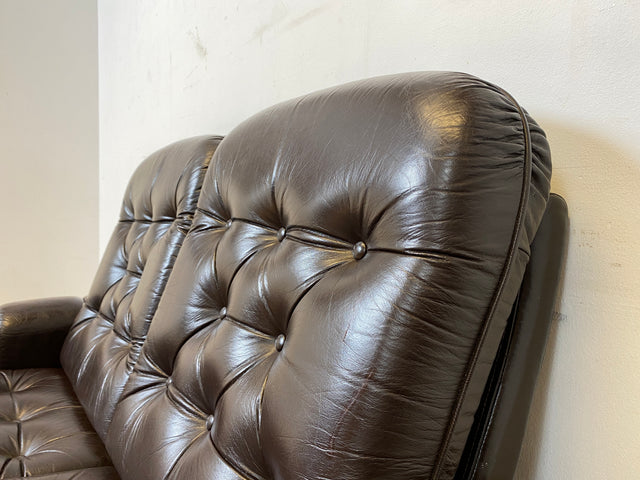 WMK I Schönes und sehr gemütliches Vintage 2er Sofa mit gestepptem Echtleder Bezug und charaktervoller Patina