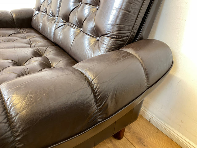 WMK I Schönes und sehr gemütliches Vintage 2er Sofa mit gestepptem Echtleder Bezug und charaktervoller Patina