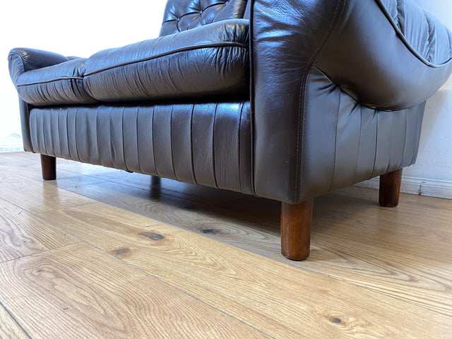 WMK I Schönes und sehr gemütliches Vintage 2er Sofa mit gestepptem Echtleder Bezug und charaktervoller Patina