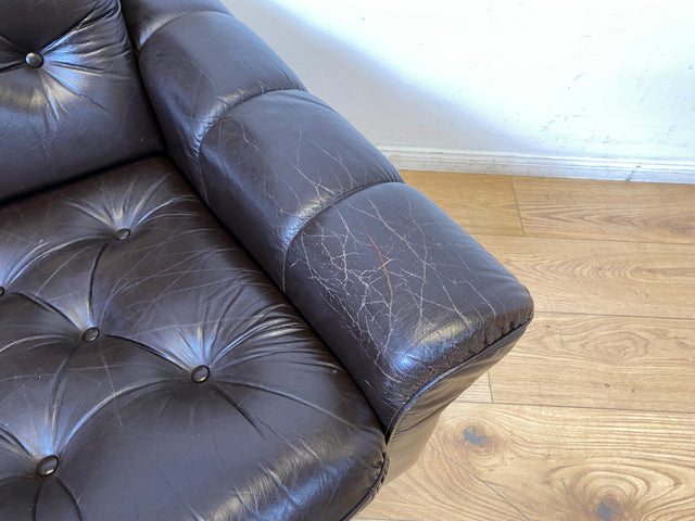 WMK I Schönes und sehr gemütliches Vintage 2er Sofa mit gestepptem Echtleder Bezug und charaktervoller Patina