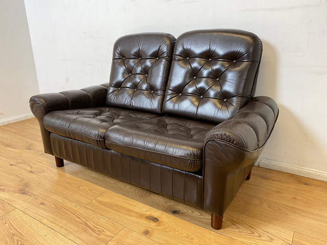 WMK I Schönes und sehr gemütliches Vintage 2er Sofa mit gestepptem Echtleder Bezug und charaktervoller Patina