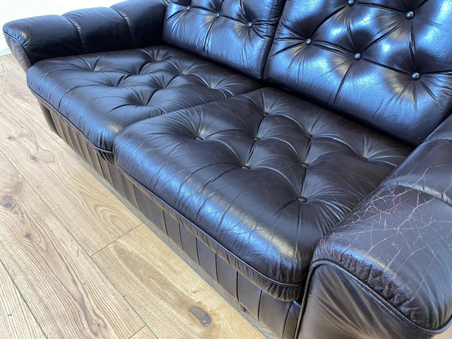 WMK I Schönes und sehr gemütliches Vintage 2er Sofa mit gestepptem Echtleder Bezug und charaktervoller Patina