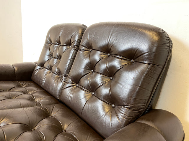 WMK I Schönes und sehr gemütliches Vintage 2er Sofa mit gestepptem Echtleder Bezug und charaktervoller Patina