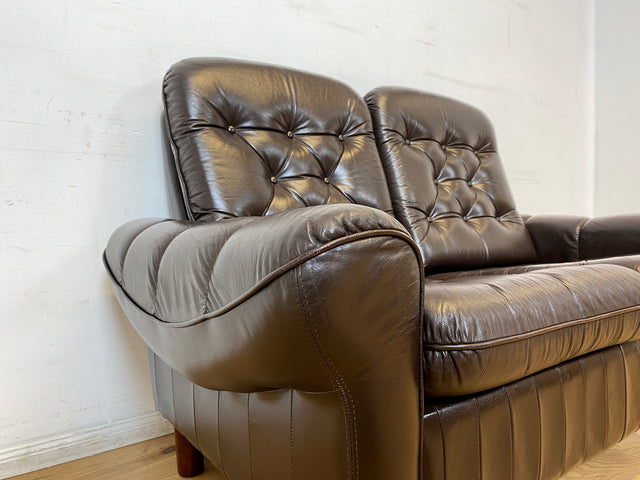 WMK I Schönes und sehr gemütliches Vintage 2er Sofa mit gestepptem Echtleder Bezug und charaktervoller Patina