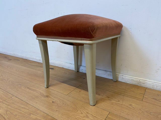 WMK I 1/2 Sehr schöner weißer 60er Jahre Hocker mit altrosa Originalbezug und bequemen Federkern