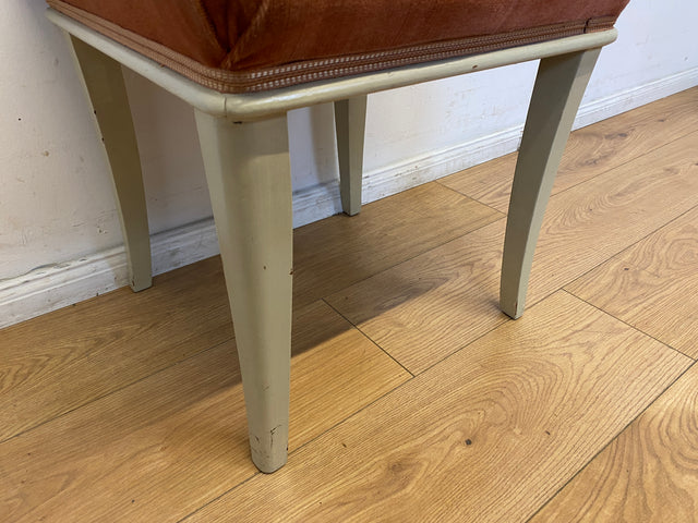 WMK I 1/2 Sehr schöner weißer 60er Jahre Hocker mit altrosa Originalbezug und bequemen Federkern