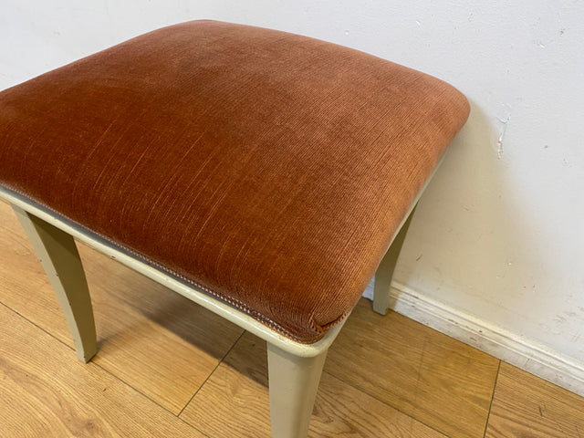 WMK I 1/2 Sehr schöner weißer 60er Jahre Hocker mit altrosa Originalbezug und bequemen Federkern