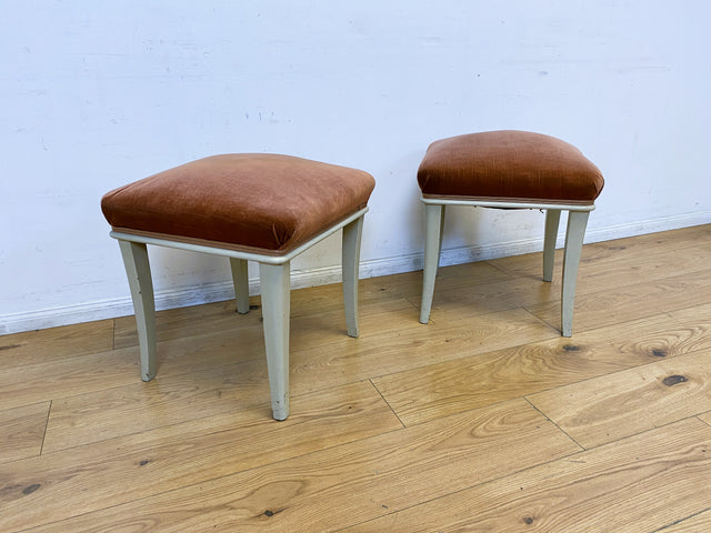 WMK I 1/2 Sehr schöner weißer 60er Jahre Hocker mit altrosa Originalbezug und bequemen Federkern