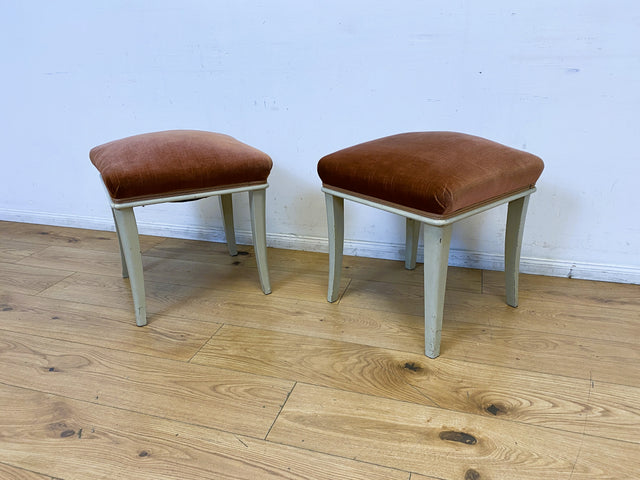 WMK I 1/2 Sehr schöner weißer 60er Jahre Hocker mit altrosa Originalbezug und bequemen Federkern