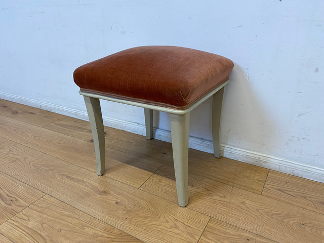 WMK I 1/2 Sehr schöner weißer 60er Jahre Hocker mit altrosa Originalbezug und bequemen Federkern