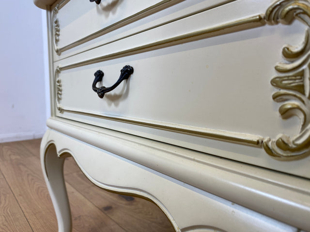 WMK I Sehr eleganter weißer Chippendale Nachttisch mit Schubladen und Messinggriffen