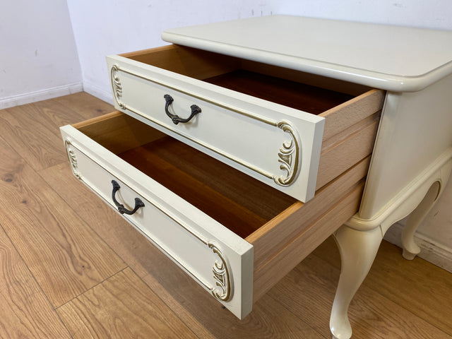 WMK I Sehr eleganter weißer Chippendale Nachttisch mit Schubladen und Messinggriffen