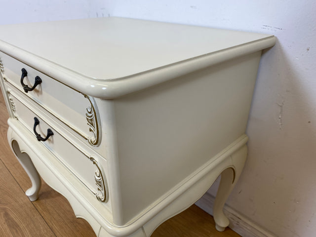 WMK I Sehr eleganter weißer Chippendale Nachttisch mit Schubladen und Messinggriffen