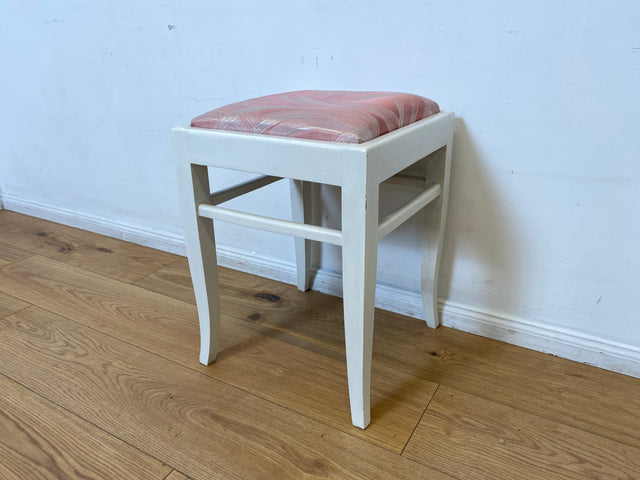 WMK I Versand möglich I 1/2 Schöner weißer Mid-Century Sitzhocker mit gepolstertem Sitz in Rosa