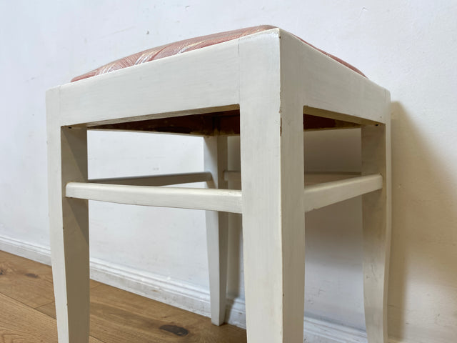WMK I Versand möglich I 1/2 Schöner weißer Mid-Century Sitzhocker mit gepolstertem Sitz in Rosa
