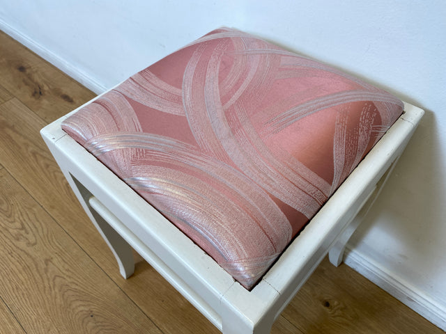 WMK I Versand möglich I 1/2 Schöner weißer Mid-Century Sitzhocker mit gepolstertem Sitz in Rosa