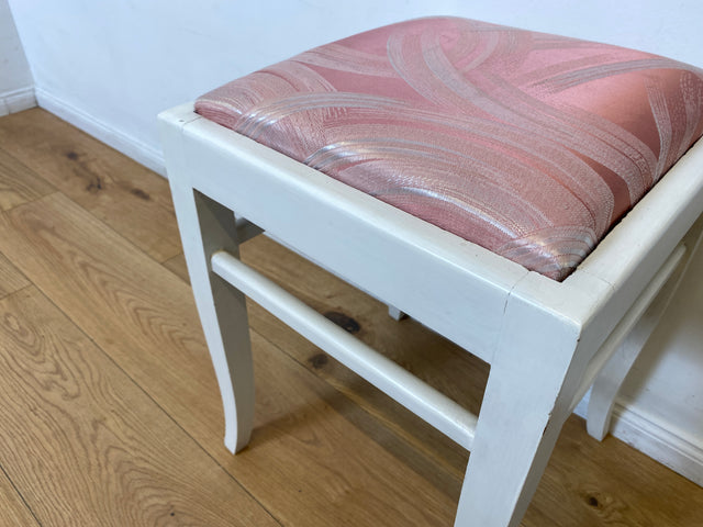 WMK I Versand möglich I 1/2 Schöner weißer Mid-Century Sitzhocker mit gepolstertem Sitz in Rosa