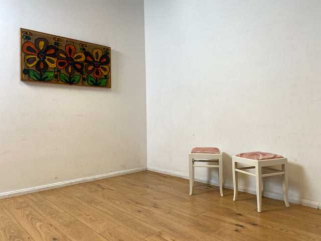 WMK I Versand möglich I 1/2 Schöner weißer Mid-Century Sitzhocker mit gepolstertem Sitz in Rosa