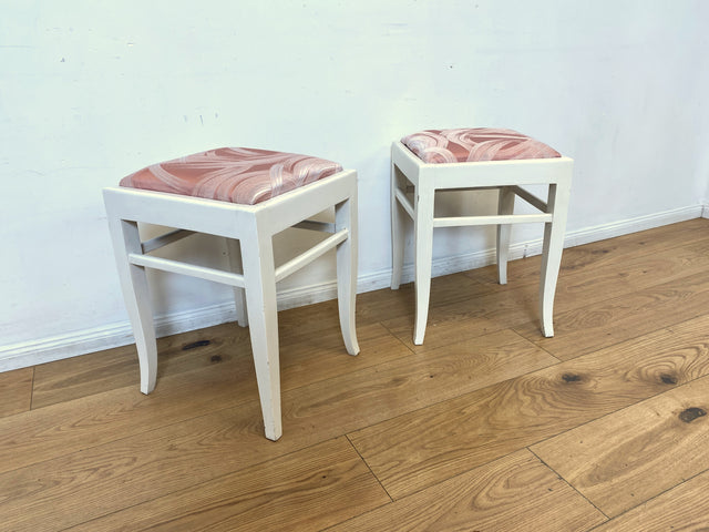 WMK I Versand möglich I 1/2 Schöner weißer Mid-Century Sitzhocker mit gepolstertem Sitz in Rosa