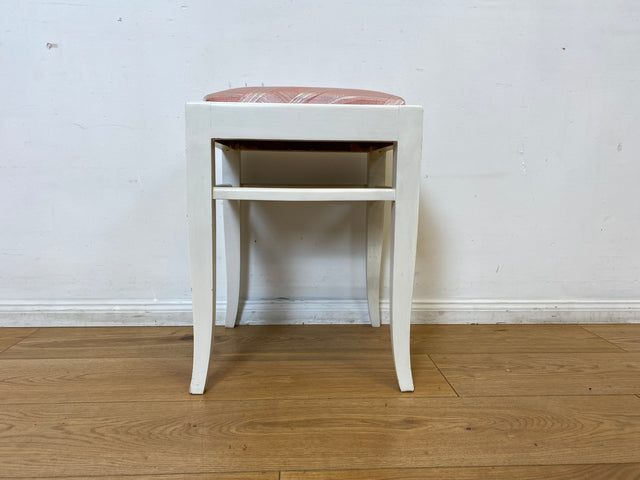 WMK I Versand möglich I 1/2 Schöner weißer Mid-Century Sitzhocker mit gepolstertem Sitz in Rosa