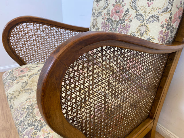 WMK I 1/2 Wunderschöner antiker Sessel mit floralem Bezug , Wiener Geflecht und Federkern (Kopie)