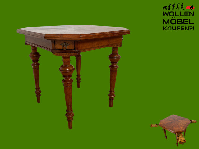 Vornehmer kleiner antiker Spieletisch in Nussbaum mit Balusterbeine und ausziehbaren Ablagen mit 7 Messing Aschenbechern I Tisch Holztisch Esstisch Küchentisch Spieltisch Pokertisch Kartentisch Gründerzeit Vintage I