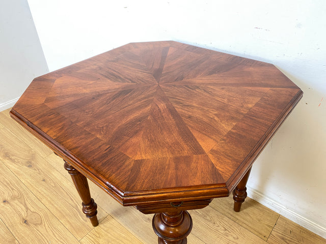 Vornehmer kleiner antiker Spieletisch in Nussbaum mit Balusterbeine und ausziehbaren Ablagen mit 7 Messing Aschenbechern I Tisch Holztisch Esstisch Küchentisch Spieltisch Pokertisch Kartentisch Gründerzeit Vintage I