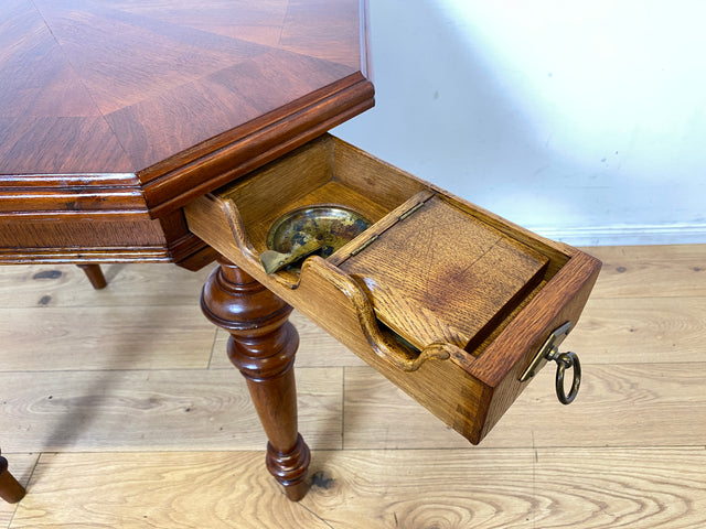 Vornehmer kleiner antiker Spieletisch in Nussbaum mit Balusterbeine und ausziehbaren Ablagen mit 7 Messing Aschenbechern I Tisch Holztisch Esstisch Küchentisch Spieltisch Pokertisch Kartentisch Gründerzeit Vintage I