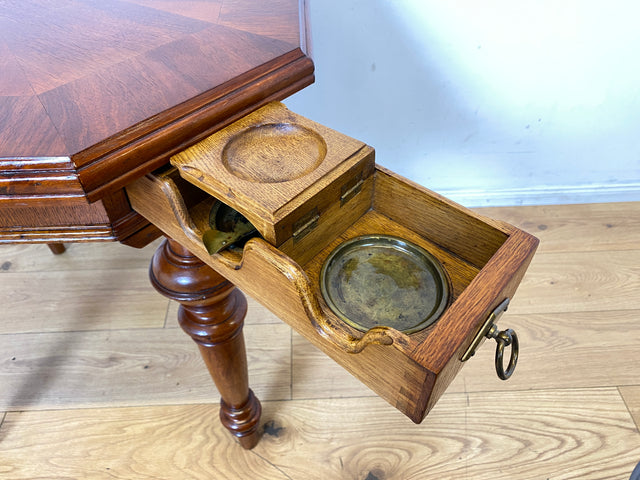Vornehmer kleiner antiker Spieletisch in Nussbaum mit Balusterbeine und ausziehbaren Ablagen mit 7 Messing Aschenbechern I Tisch Holztisch Esstisch Küchentisch Spieltisch Pokertisch Kartentisch Gründerzeit Vintage I