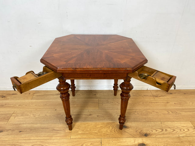 Vornehmer kleiner antiker Spieletisch in Nussbaum mit Balusterbeine und ausziehbaren Ablagen mit 7 Messing Aschenbechern I Tisch Holztisch Esstisch Küchentisch Spieltisch Pokertisch Kartentisch Gründerzeit Vintage I